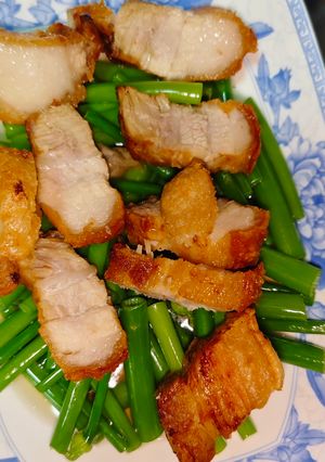 รูปของ ผัดดอกหอมกับ หมู กรอบ
