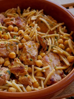 Una foto de Fideos con costillas y garbanzos