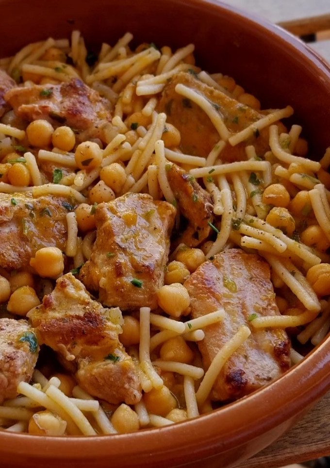 Una foto de Fideos con costillas y garbanzos