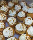 Mini pastelitos de hojaldre con crema pastelera y merengue