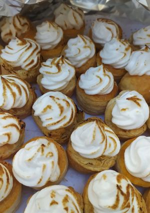 Una foto de Mini pastelitos de hojaldre con crema pastelera y merengue