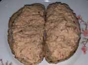 Una foto de sandwiches con pepinillos