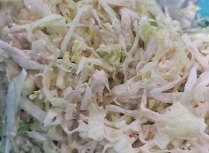 Una foto de Ensalada de pollo y lechuga