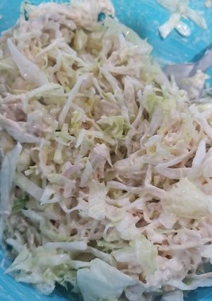 Una foto de Ensalada de pollo y lechuga