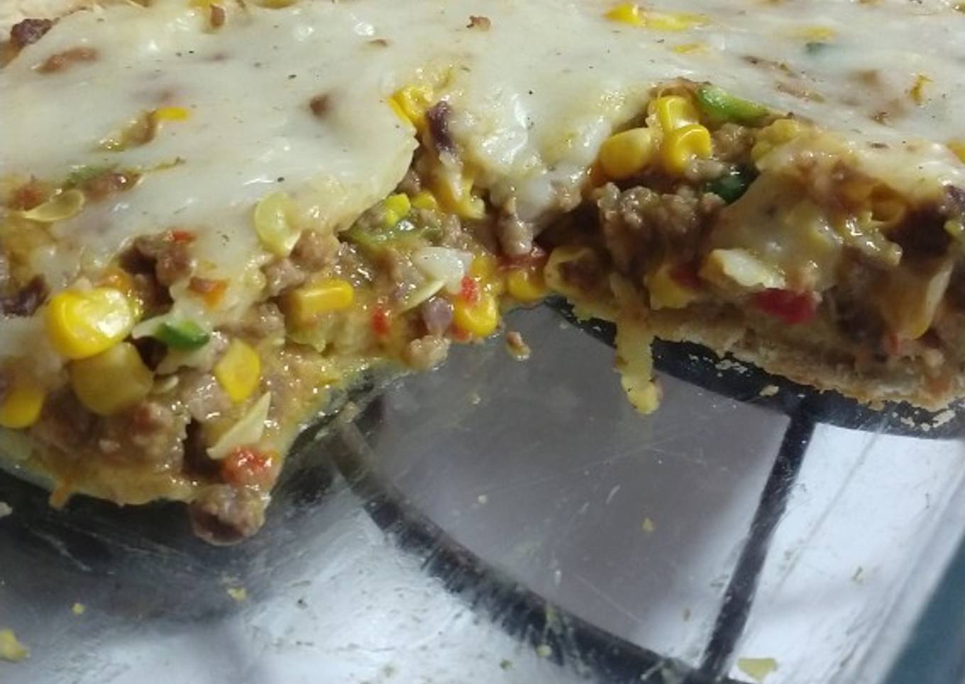 Tarta de masa casera rellena de carne molida, zapallitos, choclo