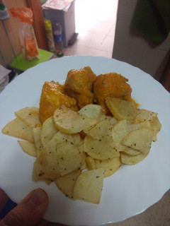 Una foto de Pollo en salsa con papas al ajillo