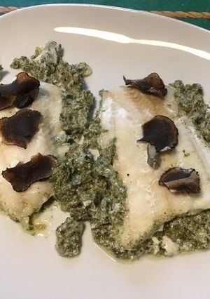 Une photo de Filets de loup de mer à la crème d'algues et truffe noire du Périgord