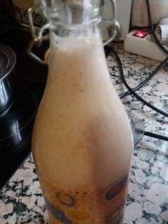 Una foto de Actimel casero de mermelada de fresa