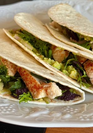 Une photo de Tacos au poulet et aux herbes fraîches