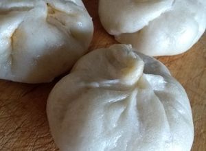 Una foto de Dumplings (al vapor) de cerdo y opción de pollo picante