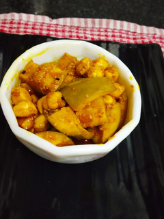 A picture of Mango and Chickpeas pickle.