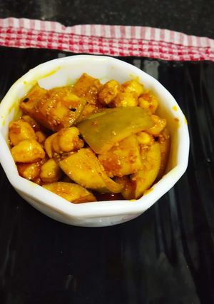 A picture of Mango and Chickpeas pickle.