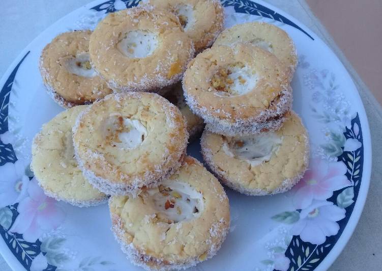 Chocolate tarts with coconut