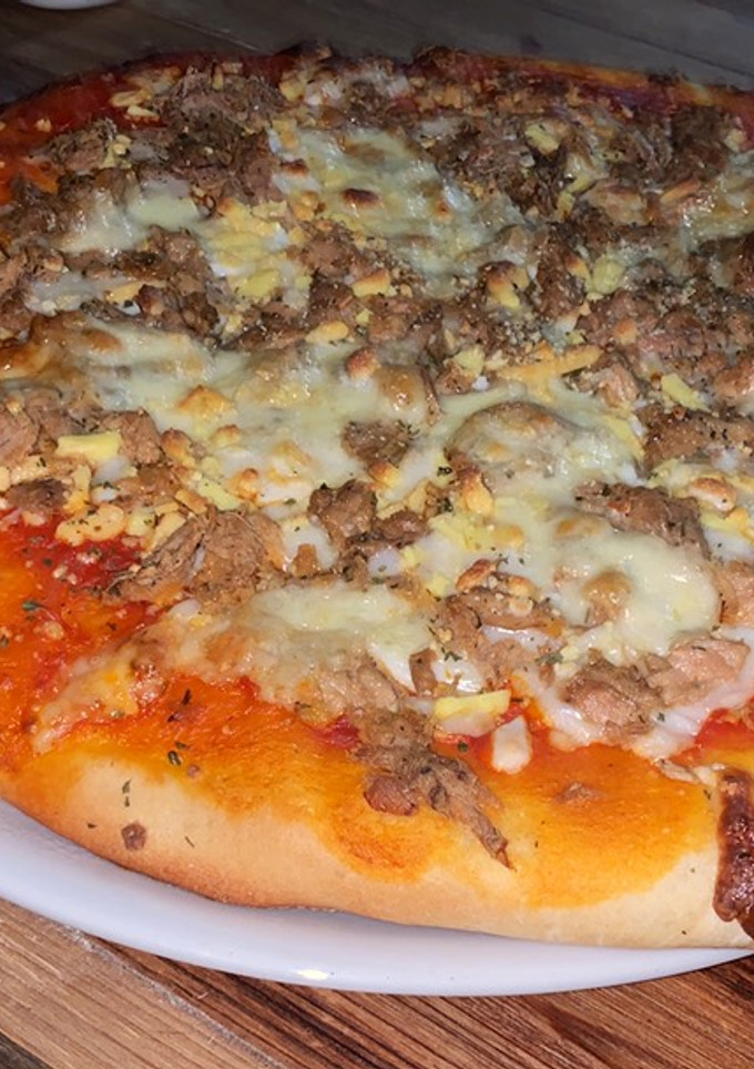 Una foto de Pizza de atún masa de pan estilo Domino's Pizza 😋