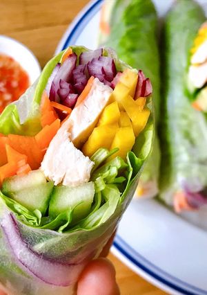 Hình của món Gỏi Cuốn Ức Gà & Rau Củ Ngũ Sắc.