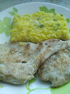 Una foto de Pollo a la plancha con arroz