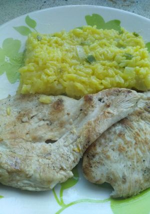 Una foto de Pollo a la plancha con arroz