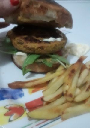 Una foto de Hamburguesa de soja y hummus 🍔