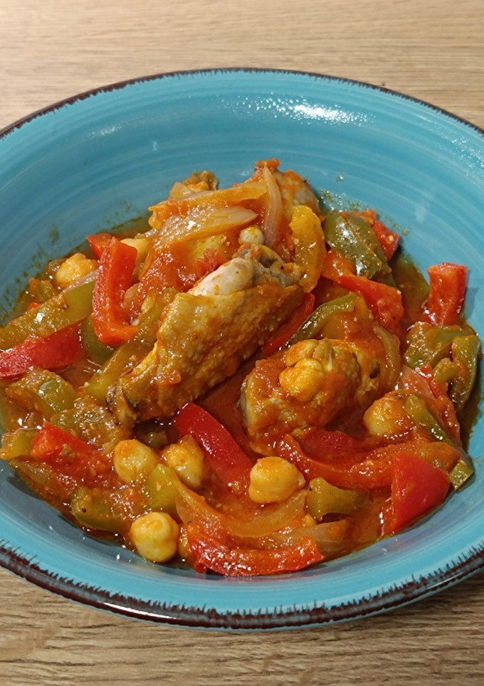 Una foto de Pollo en salsa de tomate a las especias japonesas