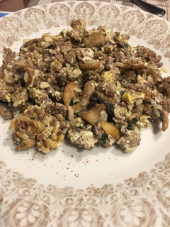 Una foto de Revuelto de ternera picada con champiñones