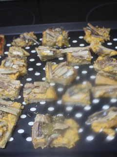 Una foto de Pan de molde con sardinas y calamares