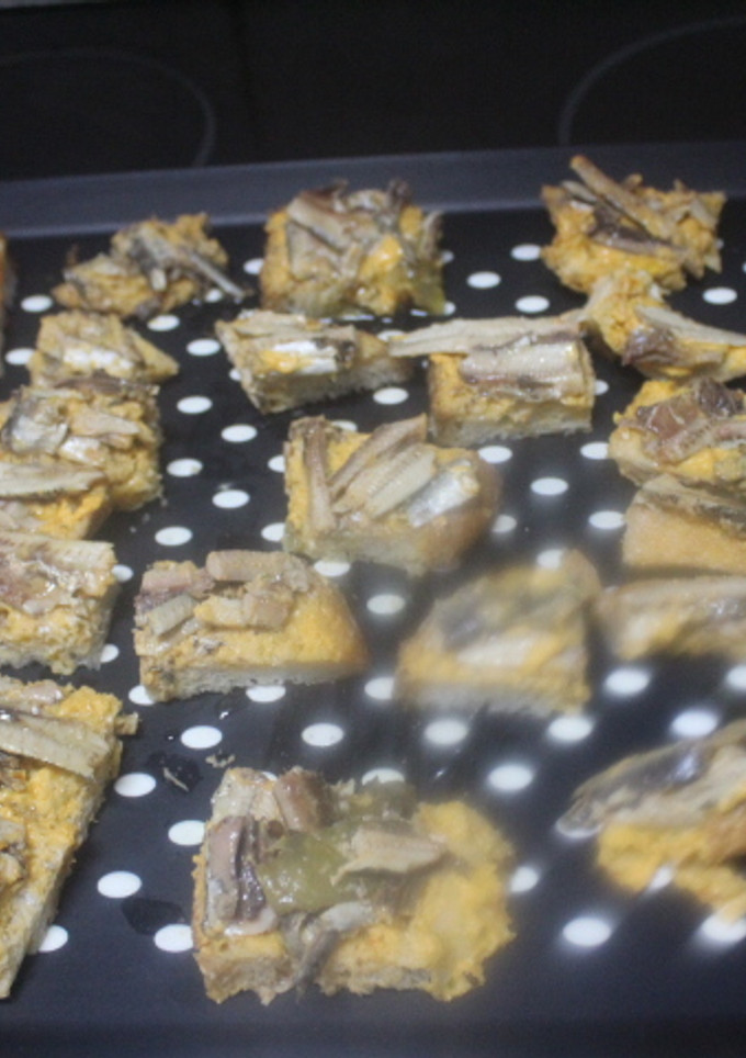 Una foto de Pan de molde con sardinas y calamares