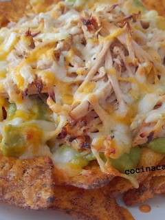 Una foto de Cochinita pibil con nachos y guacamole