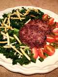 Hamburguesas con ensalada de col kale y tomatitos cherry