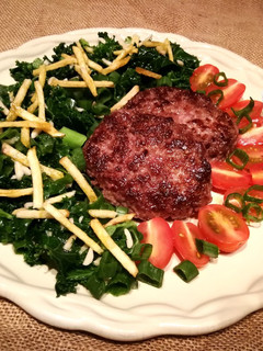 Una foto de Hamburguesas con ensalada de col kale y tomatitos cherry