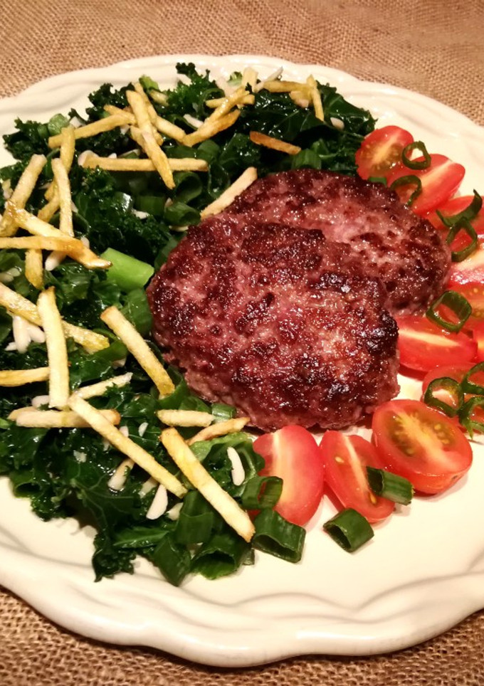 Una foto de Hamburguesas con ensalada de col kale y tomatitos cherry
