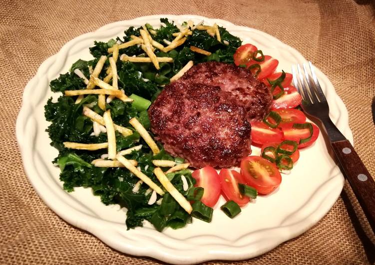 Hamburguesas con ensalada de col kale y tomatitos cherry