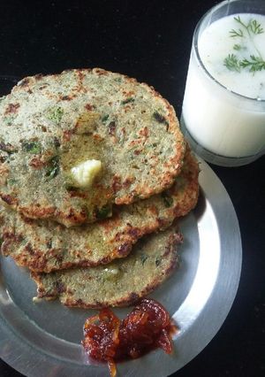 A picture of Moth-bajra-methi thalipith.