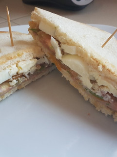 Una foto de Sándwich de huevo hervido y tomate de la huerta