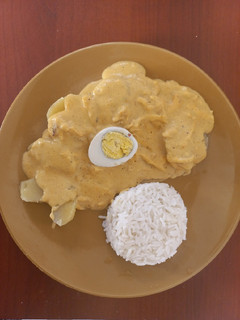 Una foto de Ají de gallina con pan italiano peruano