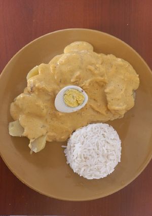 Una foto de Ají de gallina con pan italiano peruano