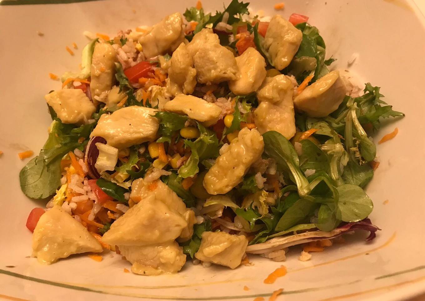 Ensalada sana y completa con pollo
