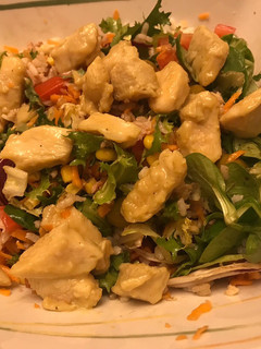 Una foto de Ensalada sana y completa con pollo