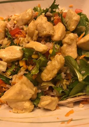 Foto principal de Ensalada sana y completa con pollo