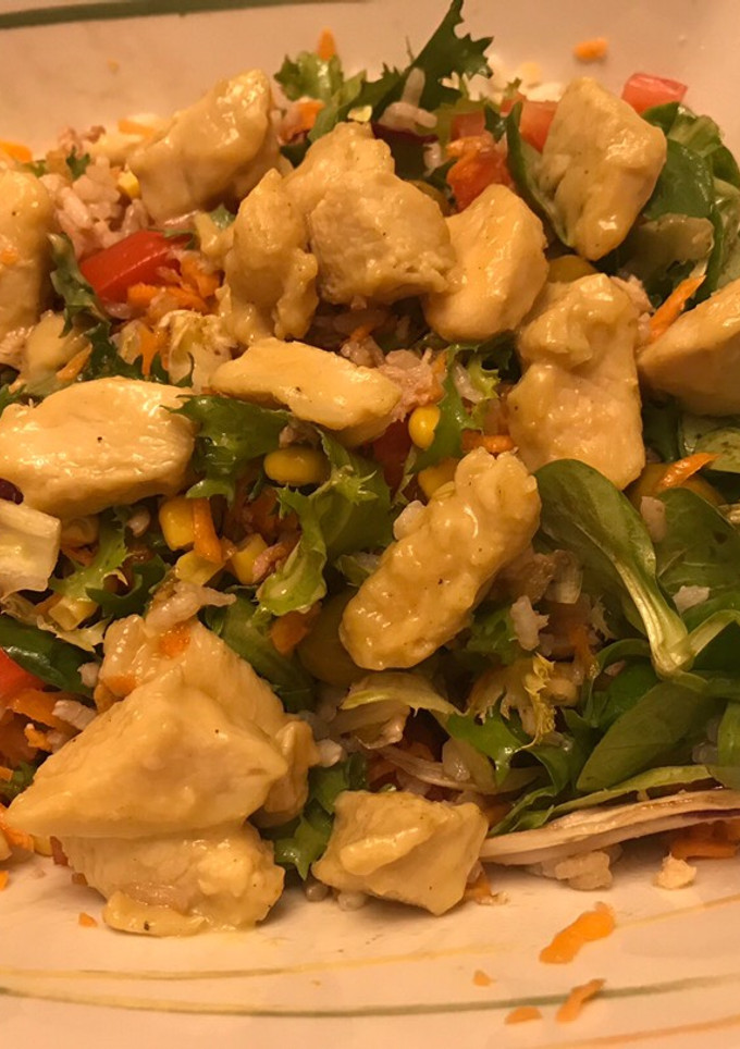 Una foto de Ensalada sana y completa con pollo