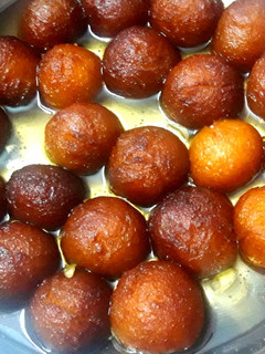 குலாப் ஜாமுன் (Gulab Jamun Recipe in Tamil) செய்முறை முக்கிய புகைப்படம்