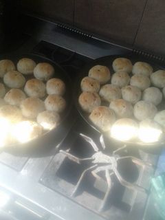 Una foto de Pancitos de cebolla y provolone