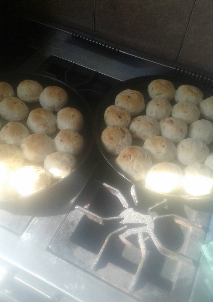 Una foto de Pancitos de cebolla y provolone