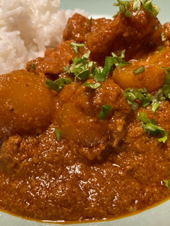 Una foto de Chicken Dum Aloo Masala (चिकन दम आलू मसाला)