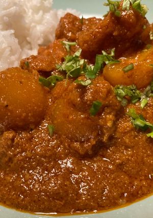 Una foto de Chicken Dum Aloo Masala (चिकन दम आलू मसाला)