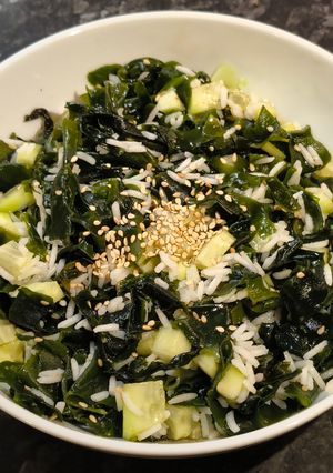 Una foto de Ensalada de Algas Wakame con Arroz y Pepino