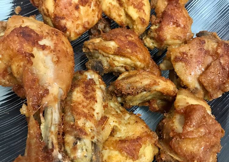 Bagaimana Membuat Ayam goreng bumbu kuning yang Enak Banget