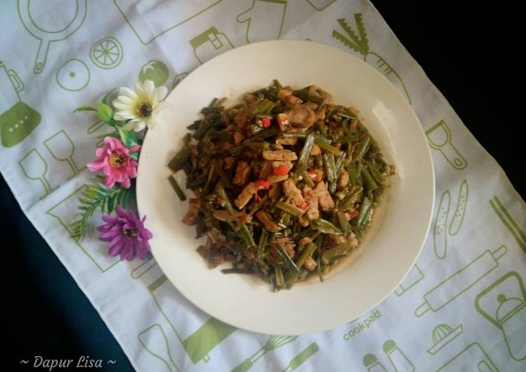 Langkah memasak Tumis bunga daun bawang sedap