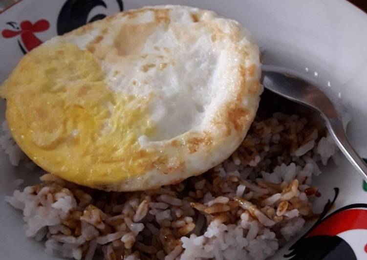 Bagaimana Membuat 55. Nasi kecap &amp; telor ceplok plain yang Lezat Sekali