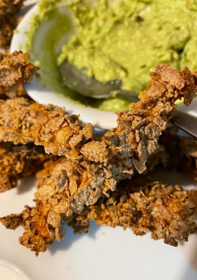 Una foto de Fingers de pollo crujientes y sanos en airfryer