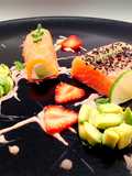 Cuore di salmone crudo, cannolo di salmone affumicato con burrata e avocado, e gazpacho di fragole